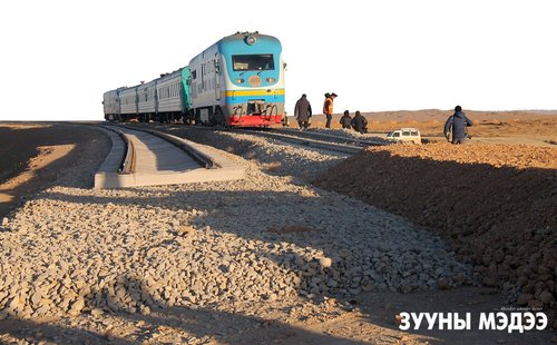 Монголчууд найман сарын хугацаанд 226.9 км төмөр зам барилаа